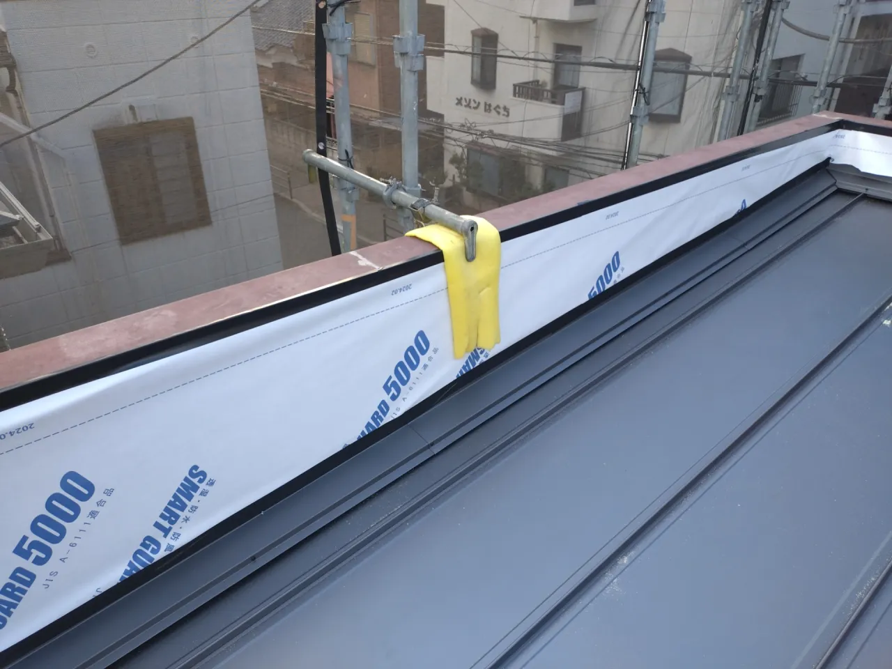 施工中　外壁用除湿シート貼り付け